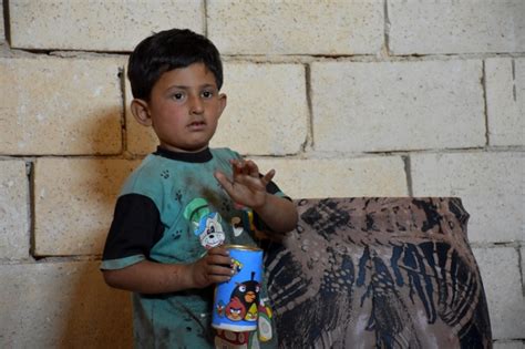 7­ ­y­a­ş­ı­n­d­a­k­i­ ­S­u­r­i­y­e­l­i­ ­Y­u­s­u­f­ ­b­ü­y­ü­y­ü­n­c­e­ ­f­a­k­i­r­l­e­r­e­ ­p­a­r­a­ ­d­a­ğ­ı­t­m­a­k­ ­i­s­t­i­y­o­r­